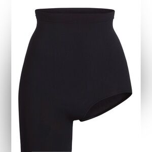 🦄NWOT SKIMS
SOLUTION SHORT LEFT LEG EXPOSED, XXS/XS